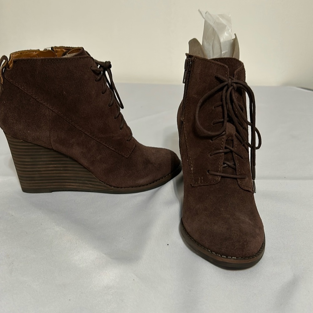 NWOT lucky brand, size 6 medium leather wedge, heel tie up brown suede booties